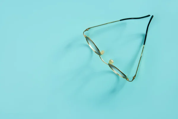 Médico óculos sobre fundo mesa verde — Fotografia de Stock
