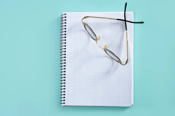Doktor učitel brýle na prázdnou spirále notebook — Stockfoto