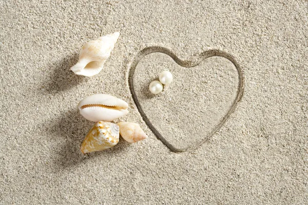 Παραλία άσπρη άμμου καρδιά σχήμα εκτύπωσης καλοκαιρινές διακοπές — Φωτογραφία Αρχείου
