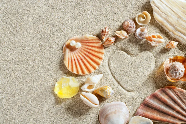 Strand wit zand hart vorm afdrukken zomervakantie — Stockfoto