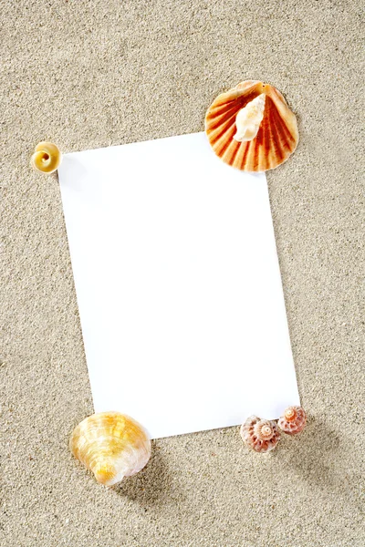 Papel em branco cópia espaço verão praia areia férias — Fotografia de Stock