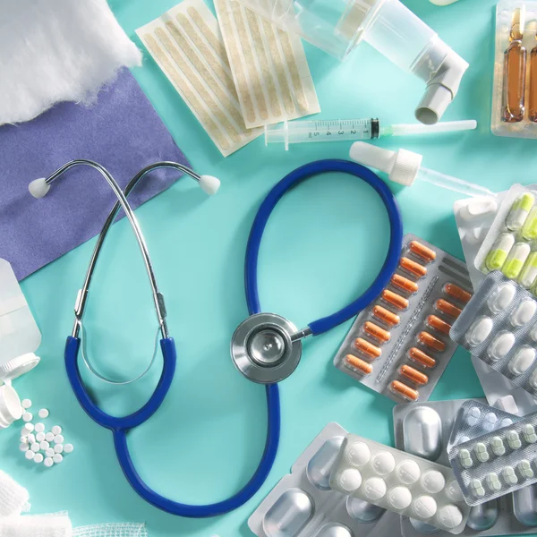 Blister medische pillen farmaceutische spullen stethoscoop — Stockfoto