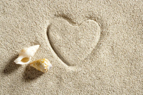ビーチ白い砂心臓形状プリント夏休み — ストック写真