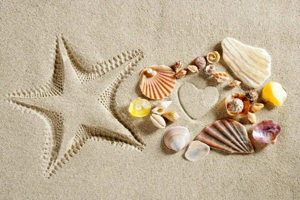 海滩白砂心形状海星打印夏天 — 图库照片