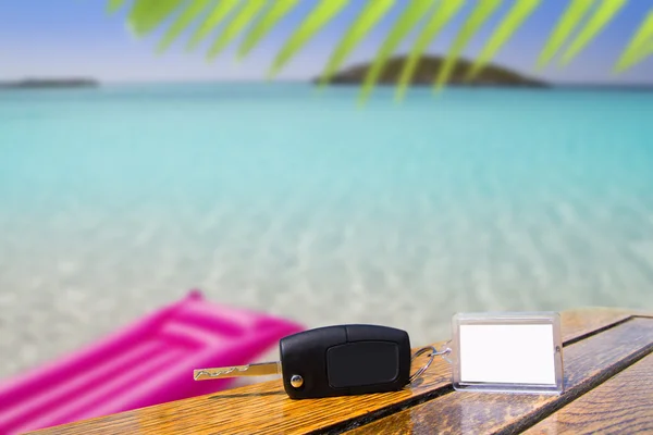 Car rental keys on wood table in vacation Caribbean — Stock Photo, Image