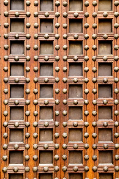 Zamczysko Kościół drewniany drzwi z paznokci — Zdjęcie stockowe