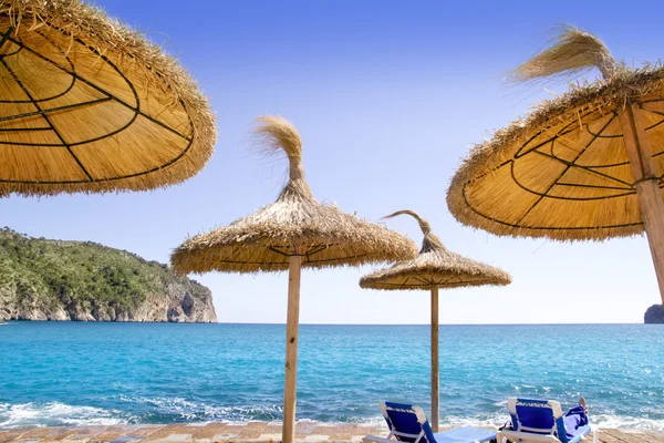 Andratx hamnen de mar beach med taklucka paraplyer — Stockfoto