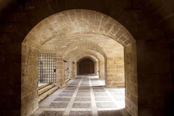 Arcos de túnel da Catedral de Almudaina e Maiorca em Palma — Fotografia de Stock
