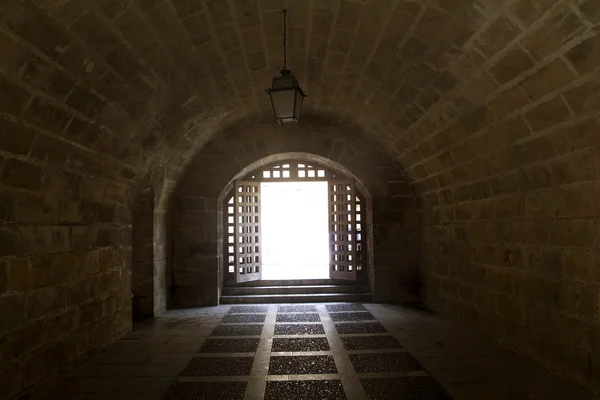 Arcos del túnel de la Almudaina y la Catedral de Mallorca en Palma —  Fotos de Stock
