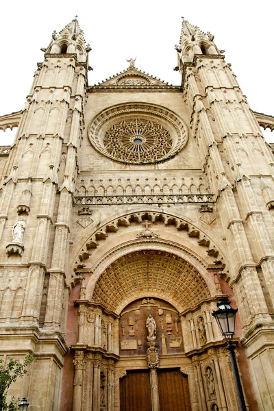 Catedral de Maiorca porta principal em Palma de Maiorca — Fotografia de Stock