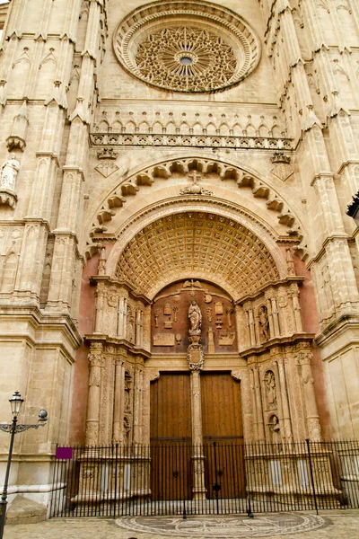 在帕尔马马略卡岛主要门的大教堂 — 图库照片