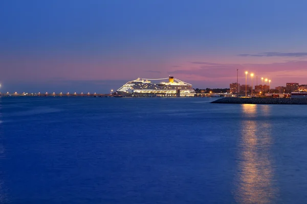 Mallorca port med glödande nattlampa i cruise — Stockfoto