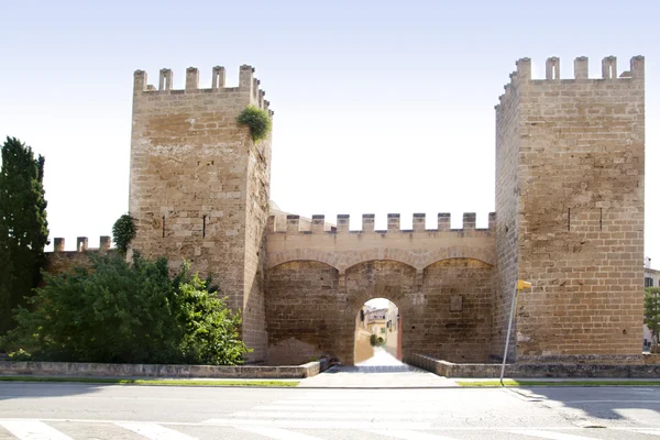 Alcudia puerta de la muralla mallorca kasteel — Stockfoto