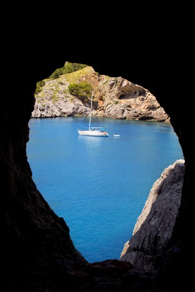 Escorca sa calobra widok z jaskini w mallorca — Zdjęcie stockowe