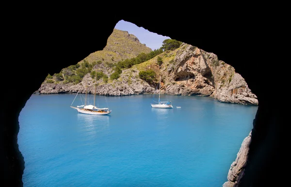 Escorca sa calobra 视图从洞穴在马略卡岛 — 图库照片