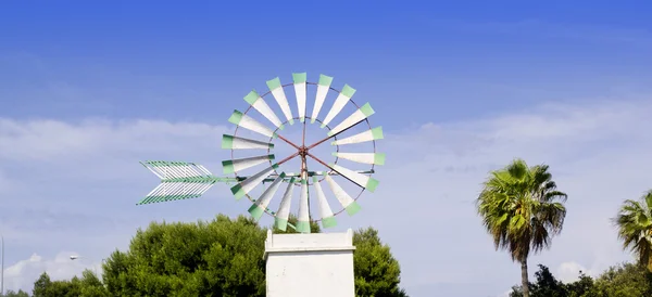 Mallorca bílé větrný mlýn v palma de mallorca — Stock fotografie