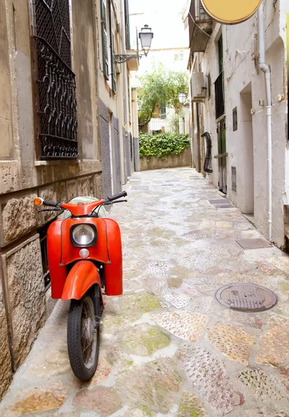 Rua mediterrânea com scooter vermelho retro velho em Maiorca — Fotografia de Stock