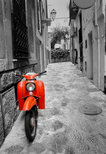 Средиземноморская улица со старым ретро-красным скутером в центре — стоковое фото