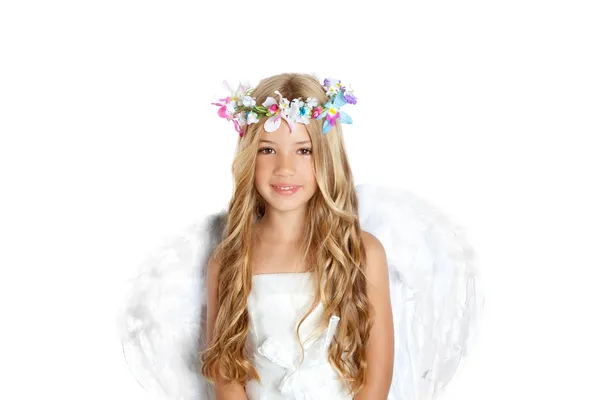 Ангел маленькая девочка с крыльями и детьми цветы корона — стоковое фото