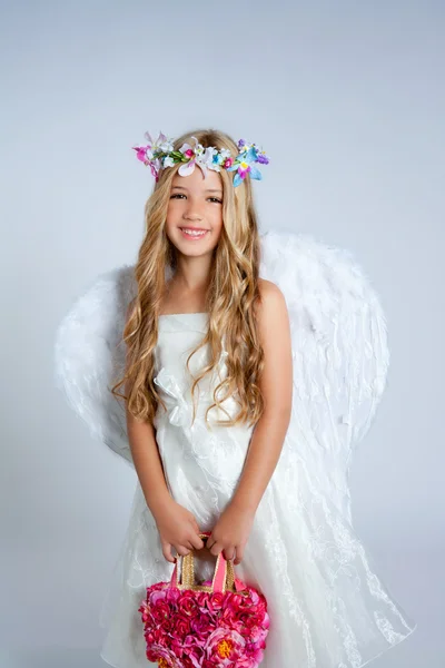 Angel niña sosteniendo flores bolsa con alas —  Fotos de Stock