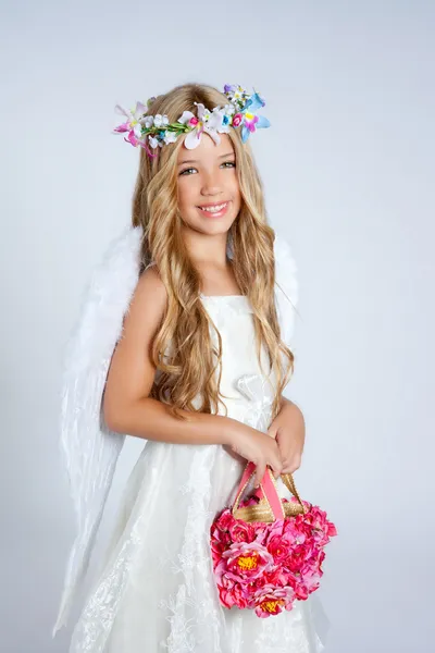 Angel παιδιά κορίτσι κρατώντας λουλούδια τσάντα με φτερά — Φωτογραφία Αρχείου