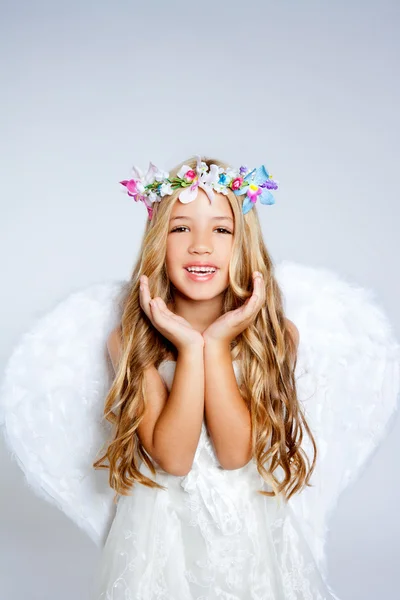 Angel děti dívka otevřenou rukou gesto s křídly — Stock fotografie