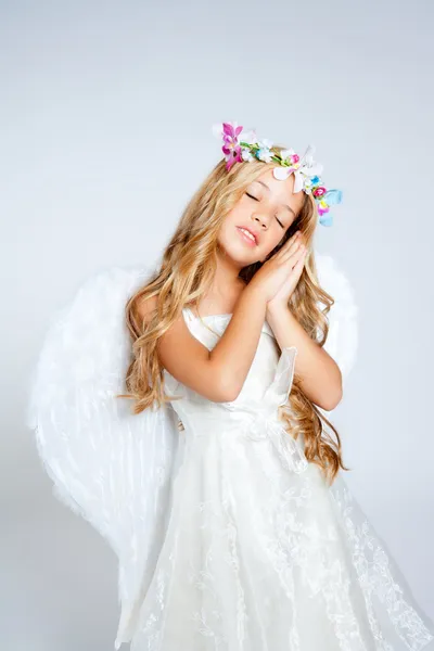 Engel kinderen blond meisje met slapen handen gebaar — Stockfoto