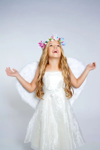 Kinder-Engelmädchen blickt mit offenen Händen gen Himmel — Stockfoto