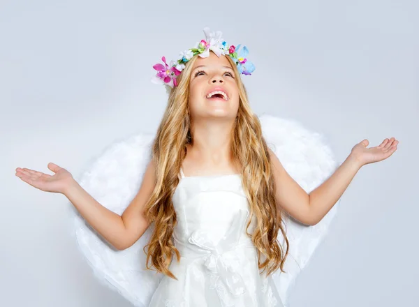Barn ängel flicka tittar upp himlen med öppna händer — Stockfoto