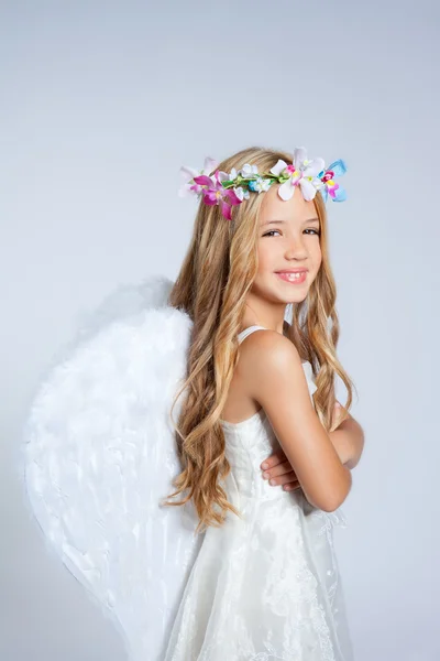 Angyal gyermekek kis lány portré divat fehér szárnya — Stock Fotó