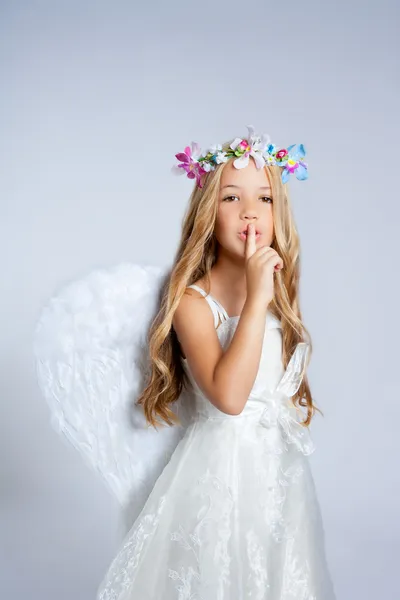 天使の子供たちの口に指を眠っている少女 — ストック写真