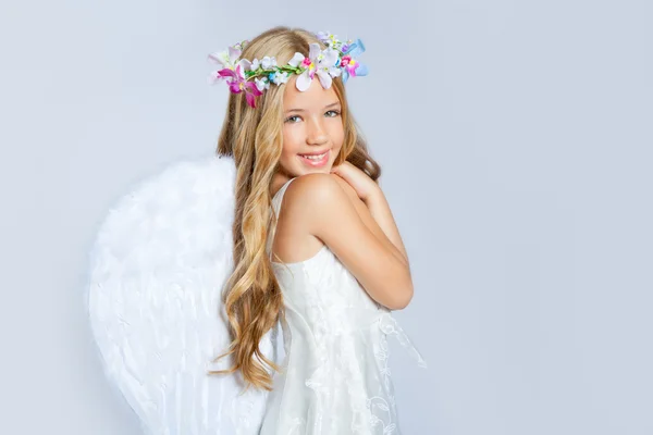 Angyal lány gyerekek édes kifejezés és fehér szárnya — Stock Fotó