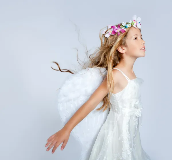 Ange enfants fille vent dans les cheveux mode fleurs couronne — Photo