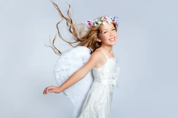 Angelo bambini ragazza vento in capelli moda fiori corona — Foto Stock
