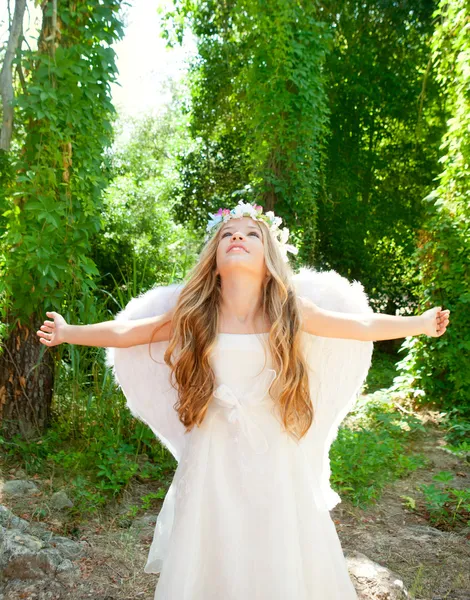 Angyal gyermek lány tárt karokkal az erdei fehér szárnya — Stock Fotó