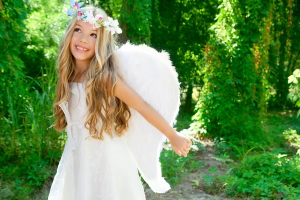 Engel kinderen meisje open armen in bos witte vleugels — Stockfoto