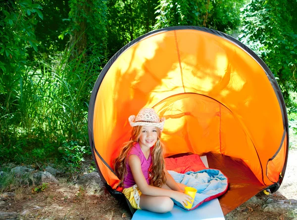 Camping niña con sombrero en tienda de campaña forestal al aire libre —  Fotos de Stock