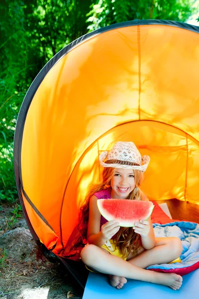 Kemping gyermek lány sátorban eszik szelet görögdinnye — Stock Fotó