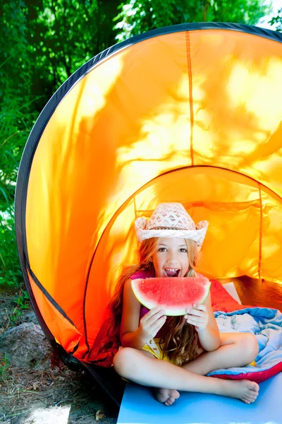 Camping niña en tienda de campaña comiendo rebanada de sandía —  Fotos de Stock