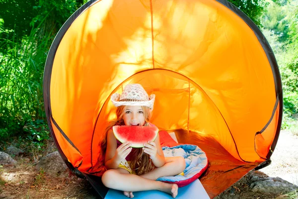 Kemping gyermek lány sátorban eszik szelet görögdinnye — Stock Fotó