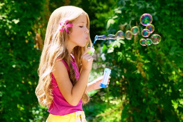 Children blowing soap bubbles in outdoor forest — Stock Photo, Image