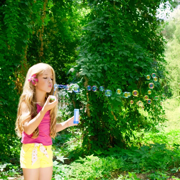 Děti foukání mýdlové bubliny v lese venkovní — Stock fotografie