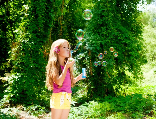Children blowing soap bubbles in outdoor forest — Stock Photo, Image