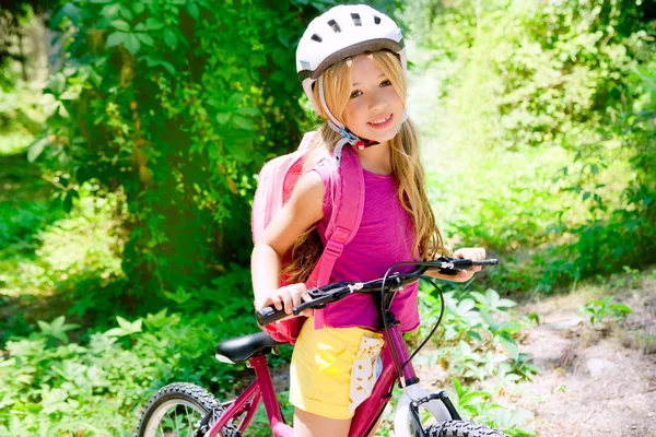 Kinderen meisje paardrijden fiets buiten in het bos glimlachen — Stockfoto