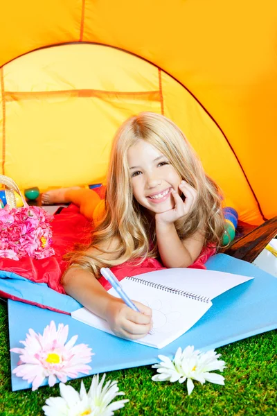 花とテントのキャンプの子供女の子執筆ノート — ストック写真