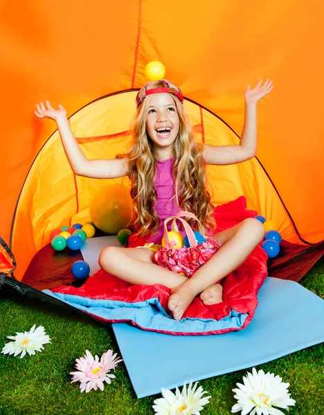 Barn Tjej leker med bollar inne camping tält — Stockfoto