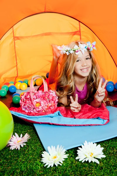 Kamp çadır içinde yatan çocuk barış el işareti kız — Stok fotoğraf