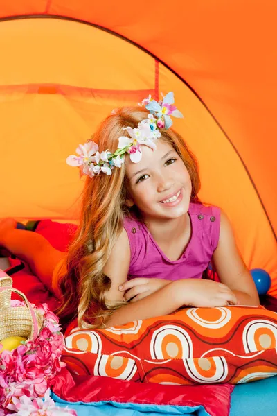 子供のファッションの女の子がキャンプ テントの室内横になっています。 — ストック写真