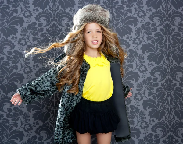 Kinderen mode meisje winter luipaard vacht en bont hoed — Stockfoto