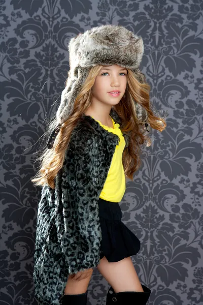 Bambini moda ragazza inverno cappotto di leopardo e cappello di pelliccia — Foto Stock